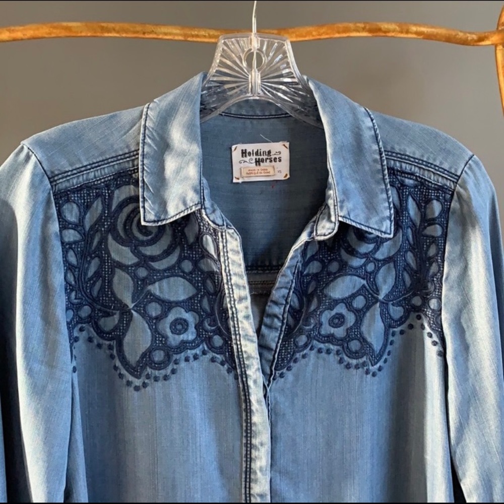 Anthro Women’s Holding Horses Chambray Western Denim Blouse Boho Cowgirl XS - Picture 2 of 9